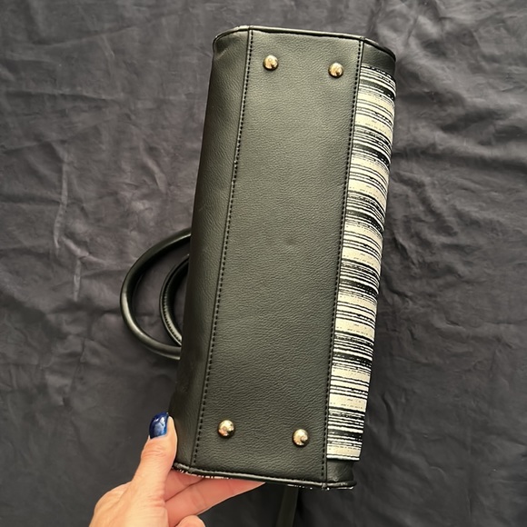 COPY - Guess Purse - excellent condition - black and white - Picture 4 of 9